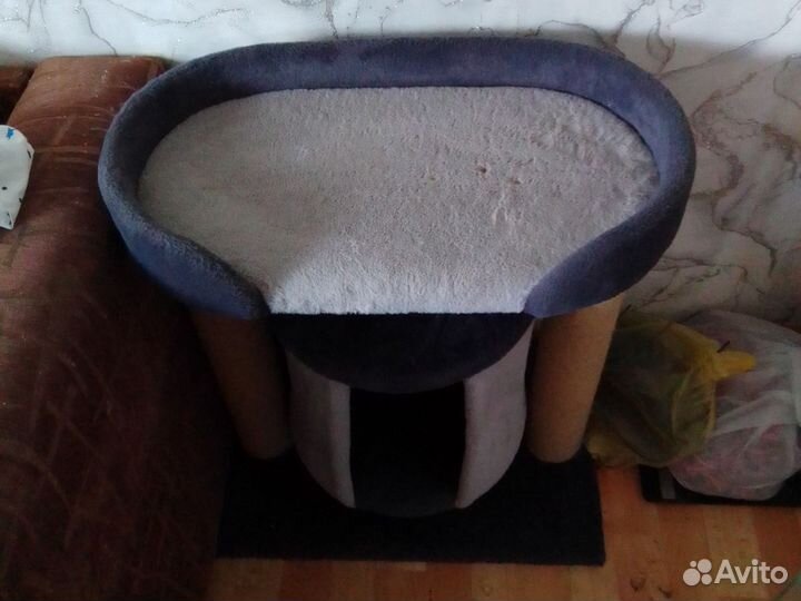 Кошачий домик с когтеточкой