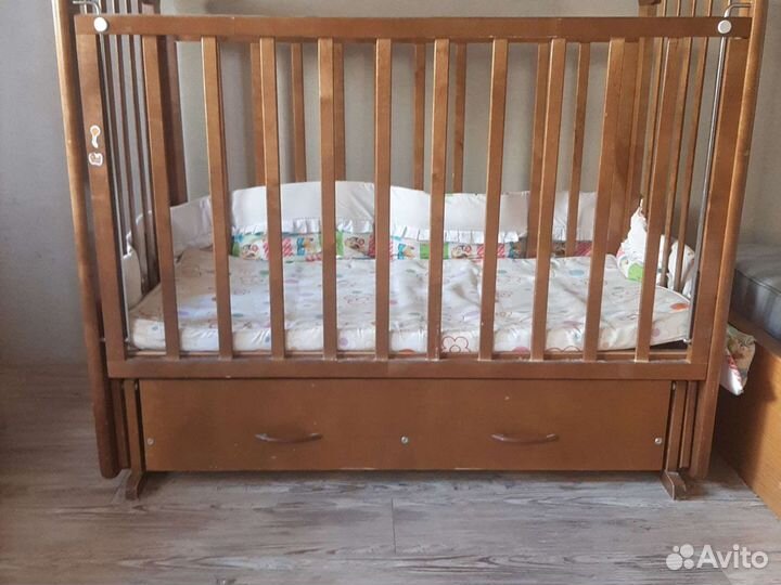 Детская кроватка с маятником и ящиком