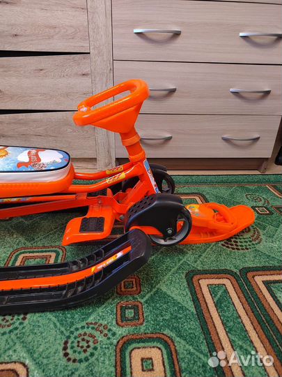 Снегокат на колесиках с ручкой