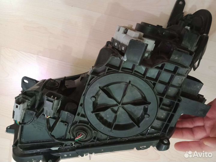 Фара правая передняя Toyota RAV4 оригинал