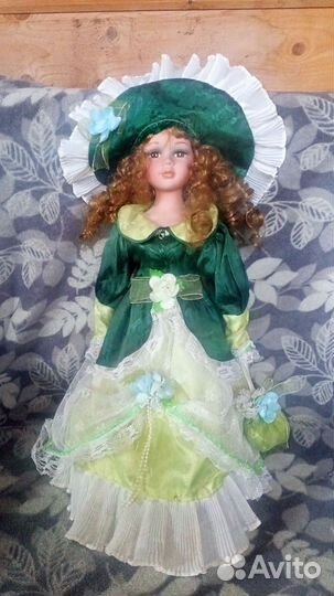 Кукла фарфоровая