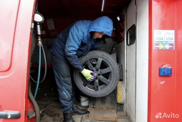 Специалист выездного шиномонтажа