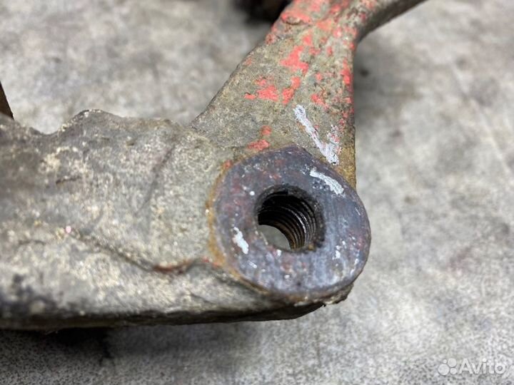 Скоба суппорта передняя Dodge Caliber USA 2.0 AT