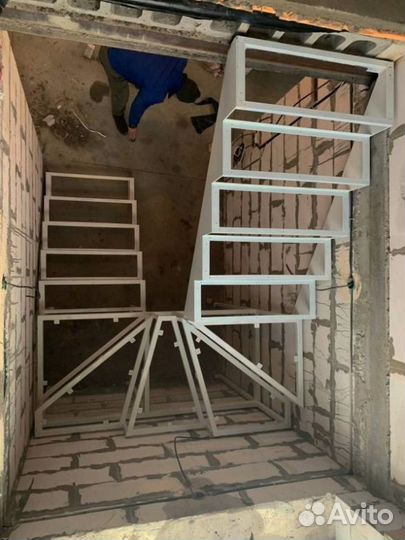 Металлические лестницы с поворотом