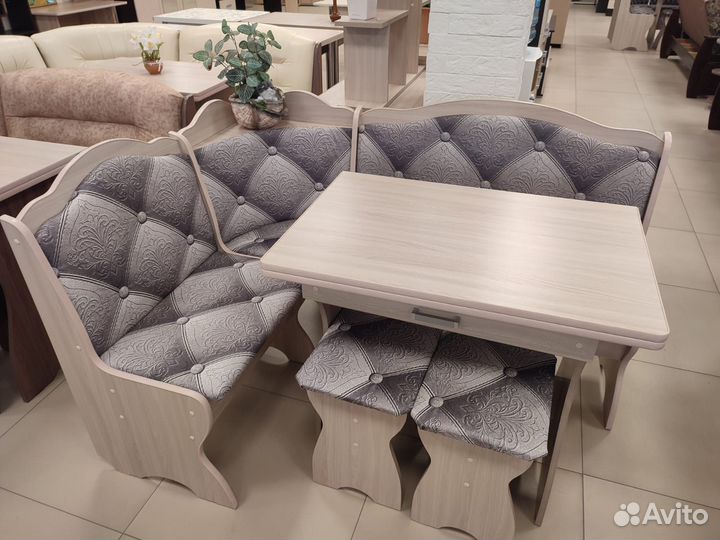 Кухонный уголок со столом и стульями