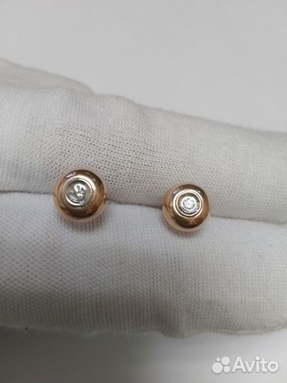 Золотые серьги с бриллиантом