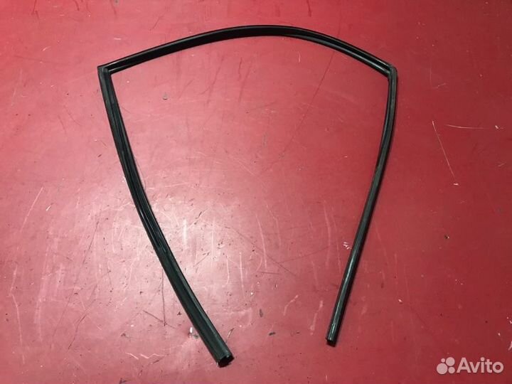 Уплотнитель стекла двери задний левый Mazda 6 GG