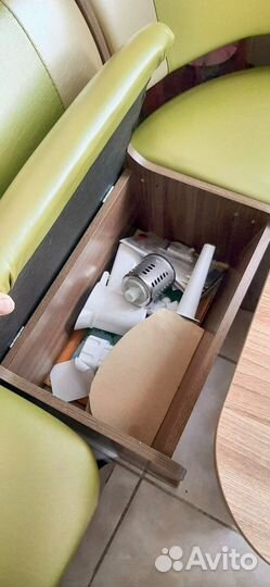 Кухонный уголок со столом и стульями