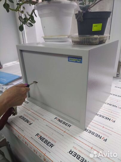 Сейф металлический новый