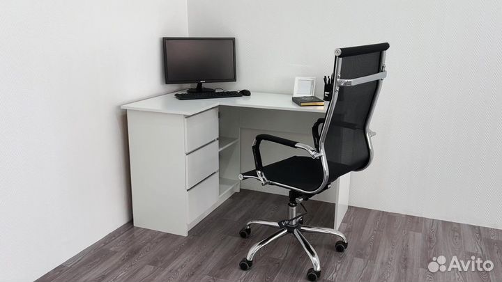 Угловой компьютерный стол