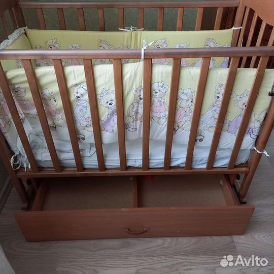 Детская кроватка с маятником и ящиком