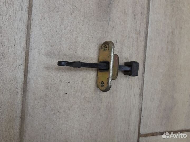 Ограничитель двери передней LR Pajero 2