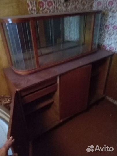 Продаю сервант старого образца