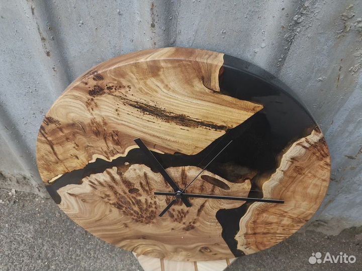 В наличии настенные часы река из слэба и смолы