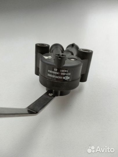 Регулятор положения кузова(уровня пола кабины)