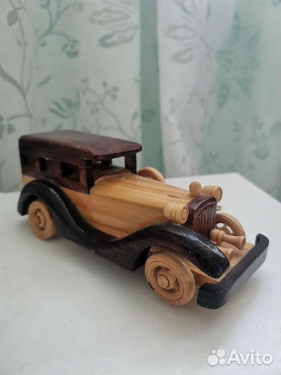 Модель автомобиля из дерева