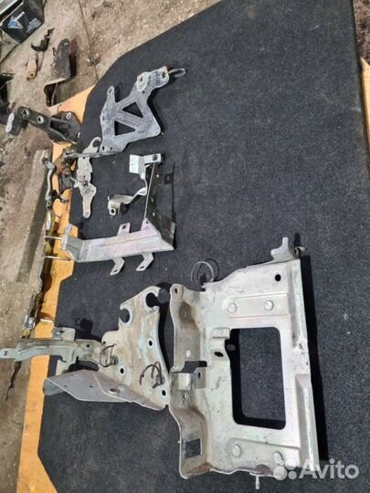 Крепление аккумулятора Nissan Juke F15 1.6 DDT