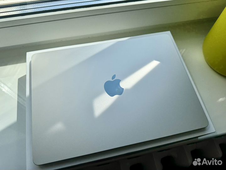 Apple MacBook air 13 2022 m2 256гб starlight