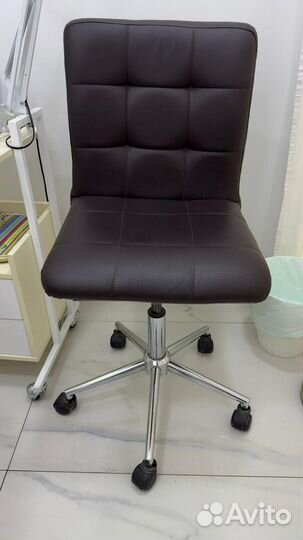 Стул на колесиках