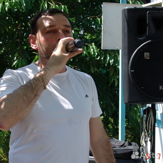 Музыкант певец-саксофонист