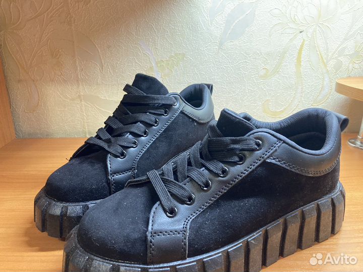 Кроссовки женские