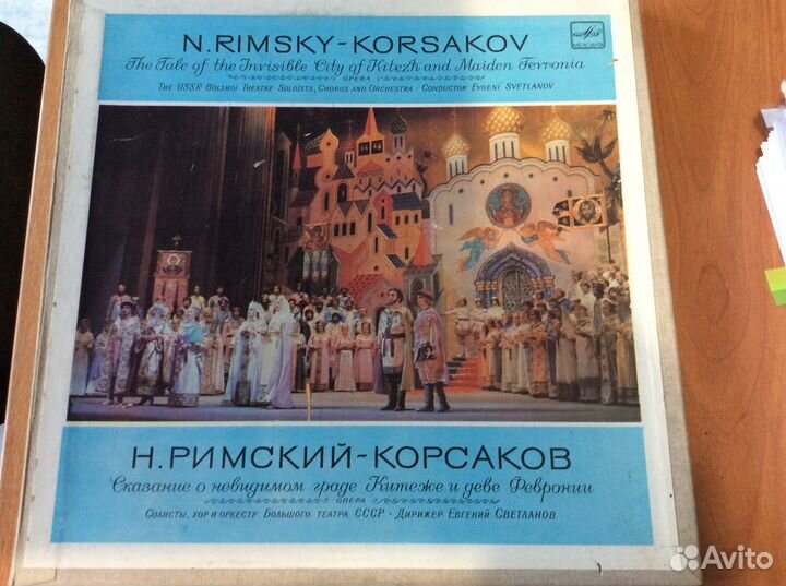 Опера на виниле. Красочные альбомы в упаковках