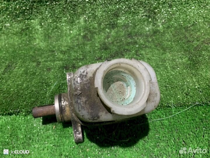 Главный тормозной цилиндр на nissan march K11 CG10