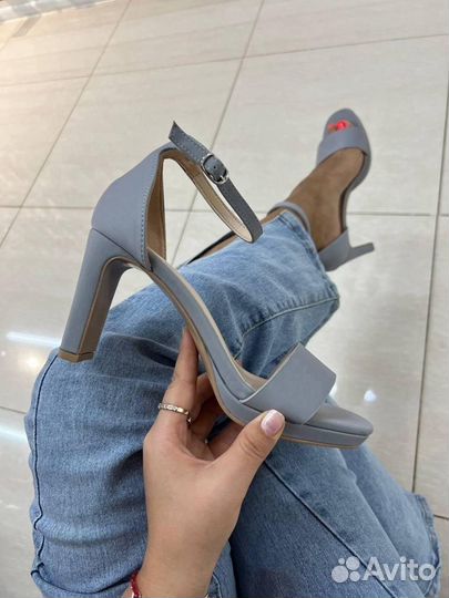 Босоножки новые женские на каблуке
