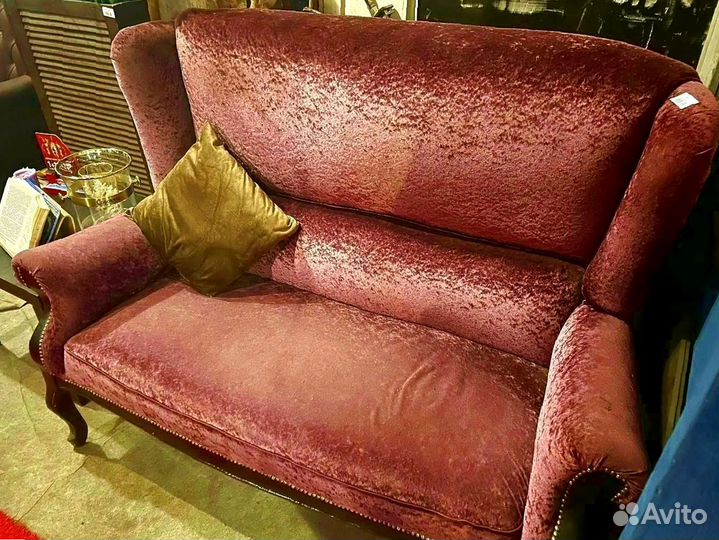 Диван в классическом стиле из велюра