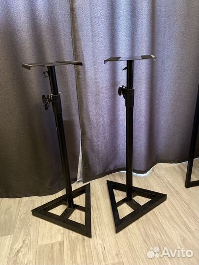 Стойки для студийных мониторов