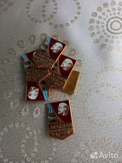 Продаются значки 