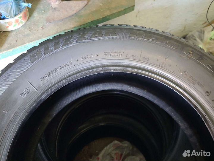 Bridgestone Blizzak Revo GZ 215/60 R17