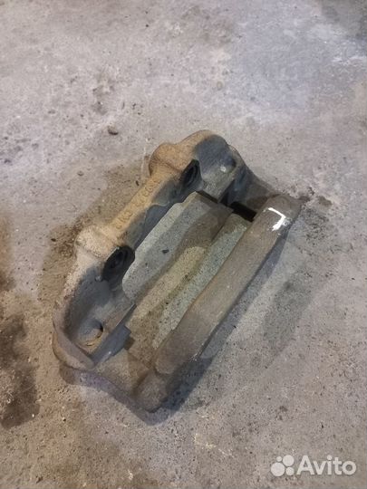 Скоба Тормозного Суппорта Опель Омега Б Левая