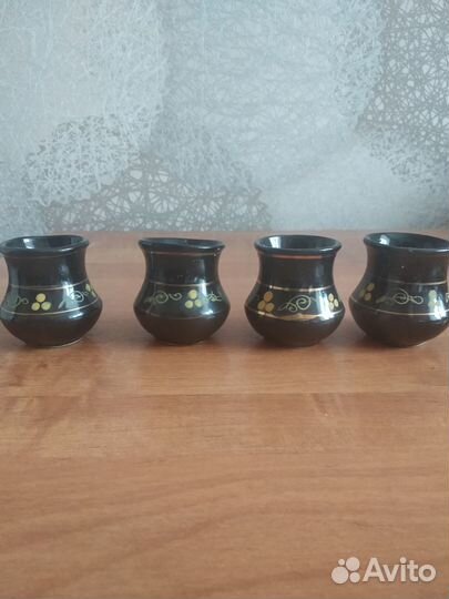 Кувшин с кружками для вина