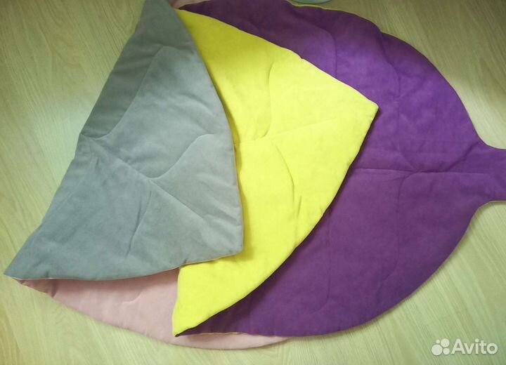 Лежанка для кошек и собак новая листик