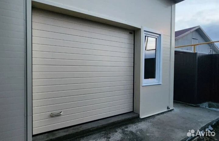 Секционные ворота с калиткой Alutech доставка