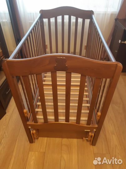 Детская кроватка с маятником и ящиком