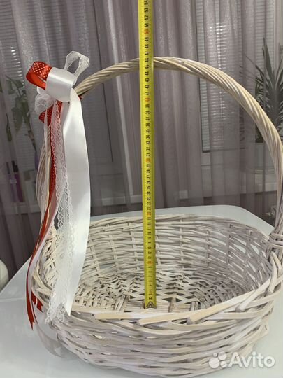 Плетеная декоративная изящная белая корзина