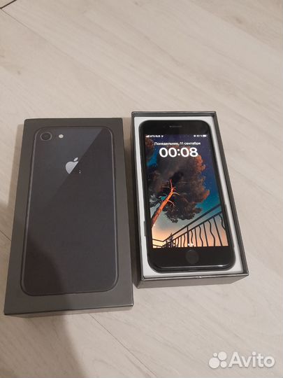 Телефон iPhone 8 64 gb