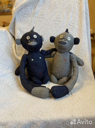 Джинсовая интерьерная игрушка обезьяны парочка