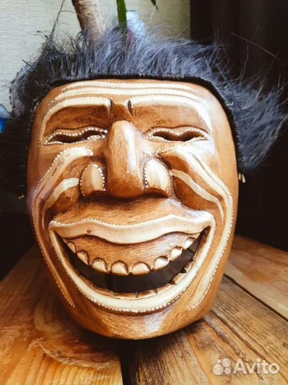 Маски африканские и барабан
