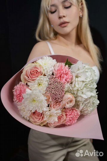 Нежный букет с гортензией и розовым диантусом