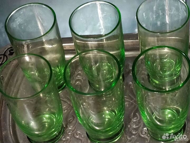 Рюмки стопки зеленое стекло на подносе СССР Винтаж