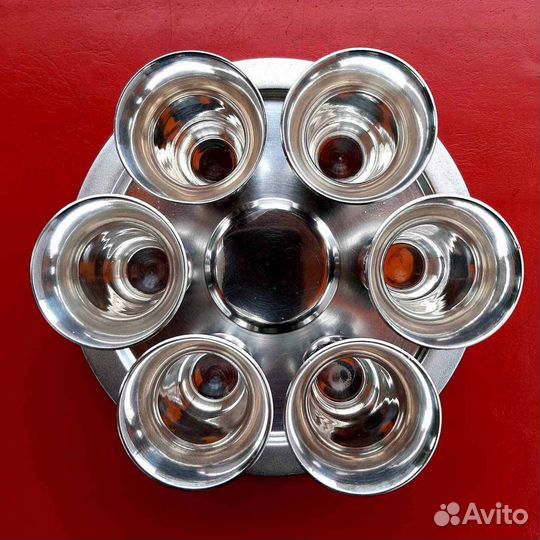 Поднос со стопками со сканью