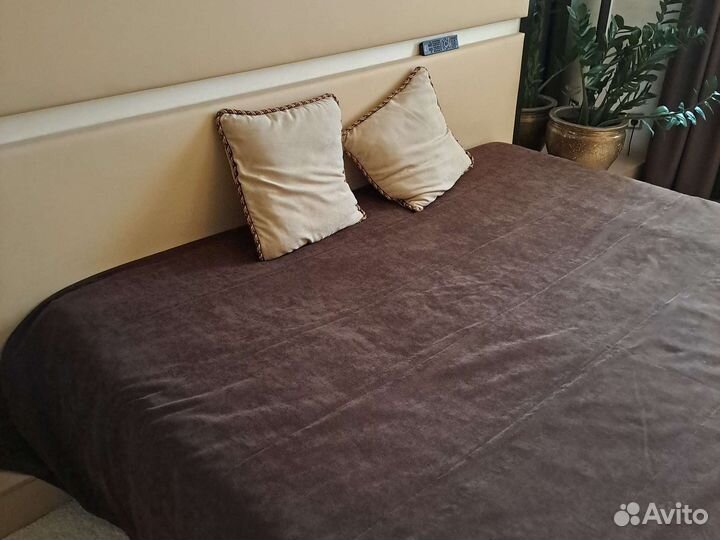 Покрывало на кровать с декоративными подкшками