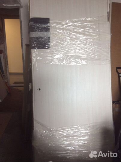 Двери с коробками наличниками замками