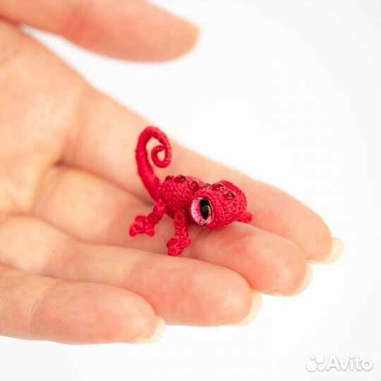 Миниатюрная вязаная ящерка хамелеон крючком