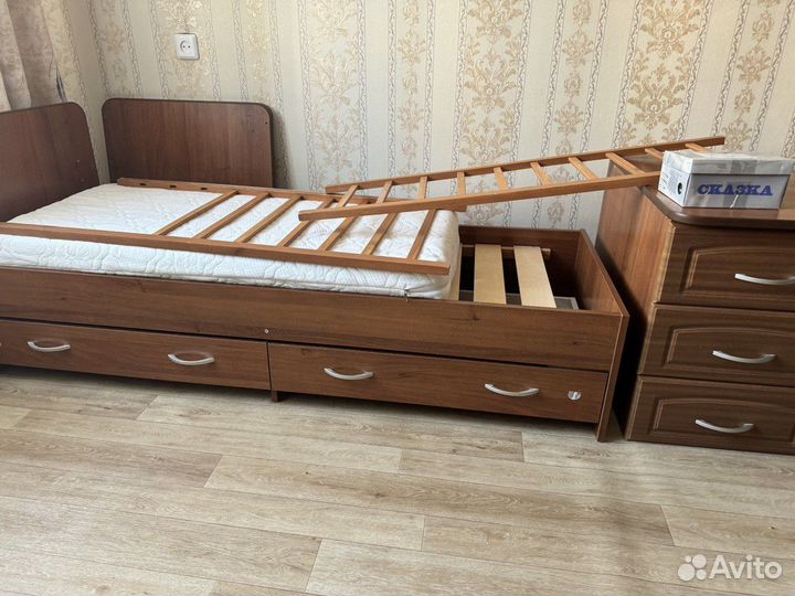 Кровать детская с маятником и комодом