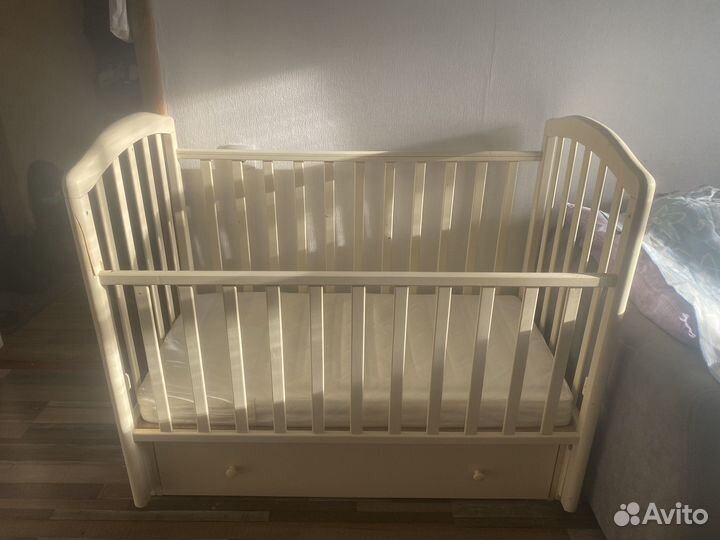 Детская кроватка с продольным маятником