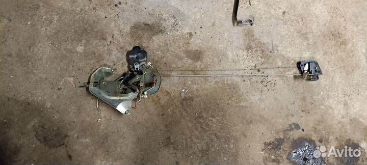 Замок задней правой двери Kia Carnival 2002-2006